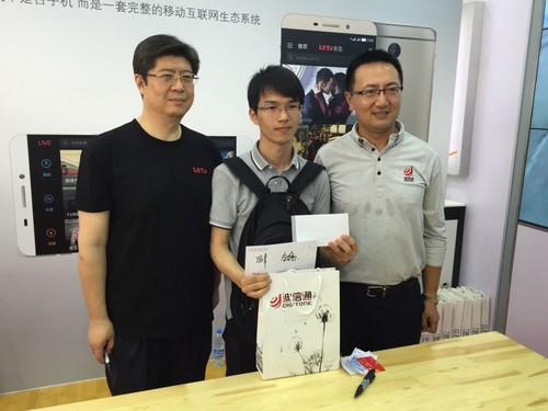 乐1手机六城同步线下首发 现场火爆异常 