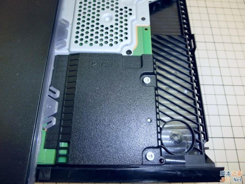 新版PS4完全拆解:偷工减料or工艺升级?