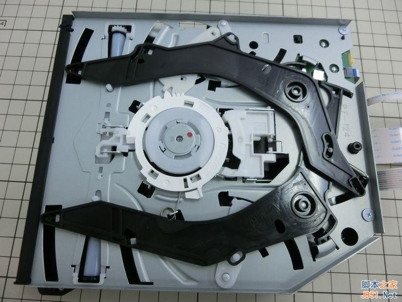 新版PS4完全拆解:偷工减料or工艺升级?