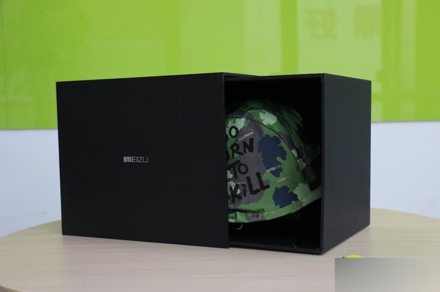 纸箱采用抽屉是打开方式,刚刚露出一角就惊呆了~~原来是个迷彩头盔。