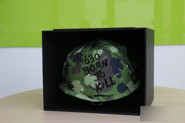 整个头盔采用金属材质,因此重量非常惊人。在头盔上还写有“630 BORN To Kill”