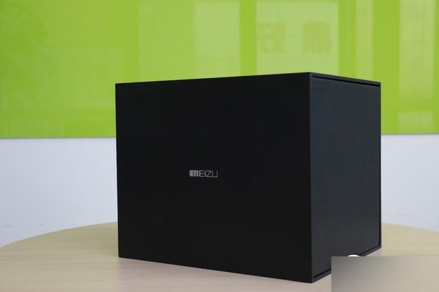 魅族将于6月30日发布全新新品——魅族MX5。其邀请函也霸气十足,黑色的巨大纸箱重量惊人。