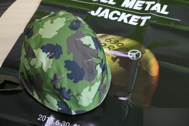 黑箱子中还附有一个巨型海报,其中画有偷窥照片及发布会时间、地址。