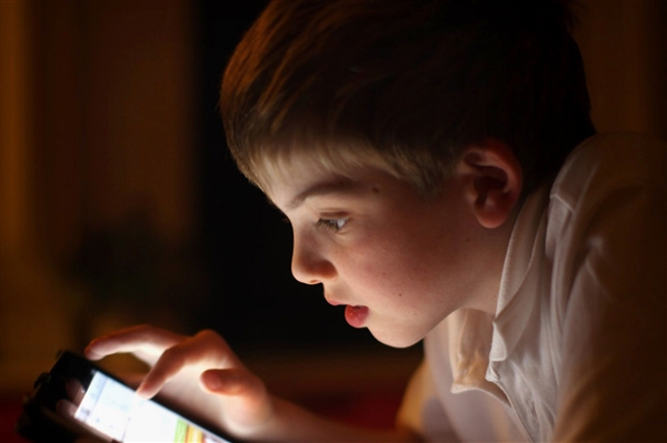 8岁娃娃沉迷iPad颈椎变形 竟似50岁人