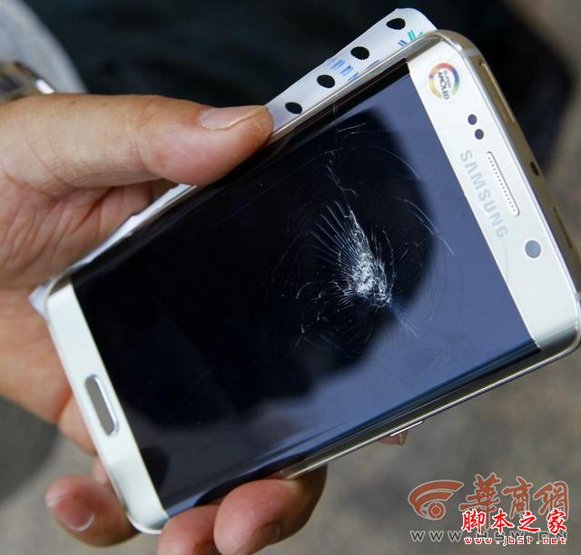 三星不是诺基亚 网友拿三星手机砸核桃结果碎了