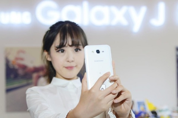 美拍小鲜肉 三星Galaxy J手机图赏