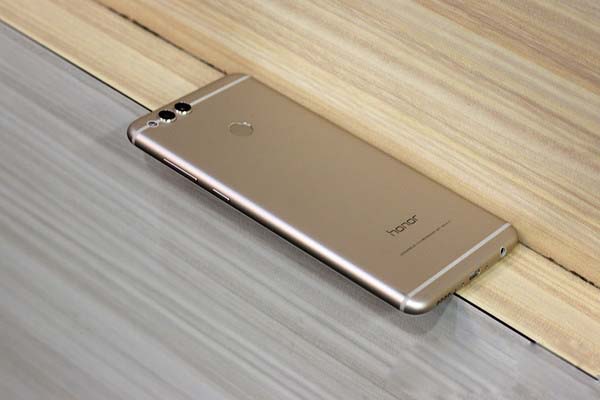 坚果Pro2和荣耀畅玩7X哪个好？荣耀7X与坚果Pro2区别对比