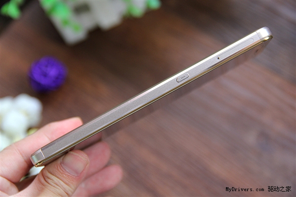 华为Mate 7附体！1999元荣耀7开箱图赏