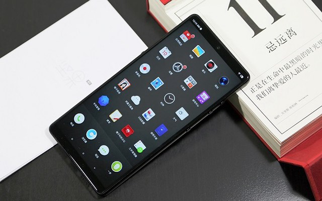 坚果R1白色和黑色哪个好看？坚果R1黑白双色对比