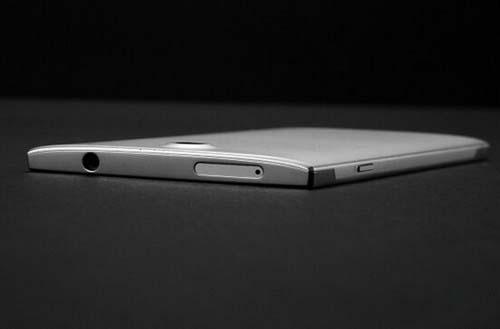 国产新机Doogee F2015惊艳来袭 指纹识别+液态金属机身