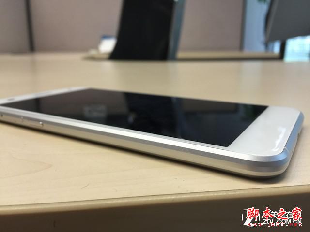 蓝魔手机mos1谍照流出:搭载2.5D弧形屏