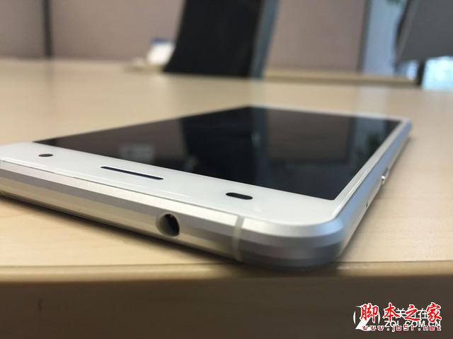 蓝魔手机mos1谍照流出:搭载2.5D弧形屏