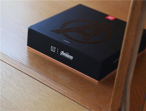 一加6复联版开箱图赏：随处可见的复联元素