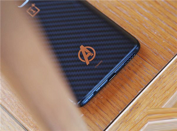 一加6复联版开箱图赏：随处可见的复联元素