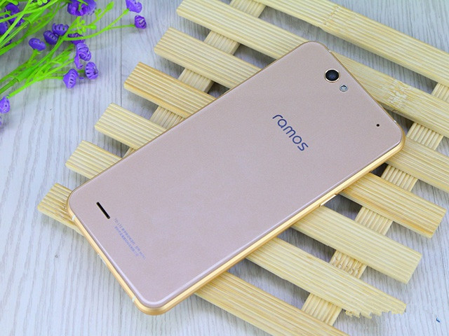 比亚迪电池+2.5D屏 蓝魔Mos1售价1999元 