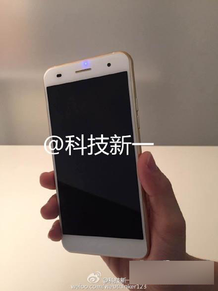 电池大亮！蓝魔手机真机首曝：iPhone 6看醉