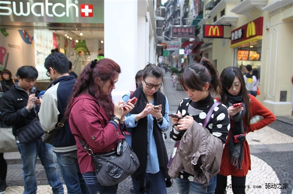 男子走路低头玩手机：惨被撞死