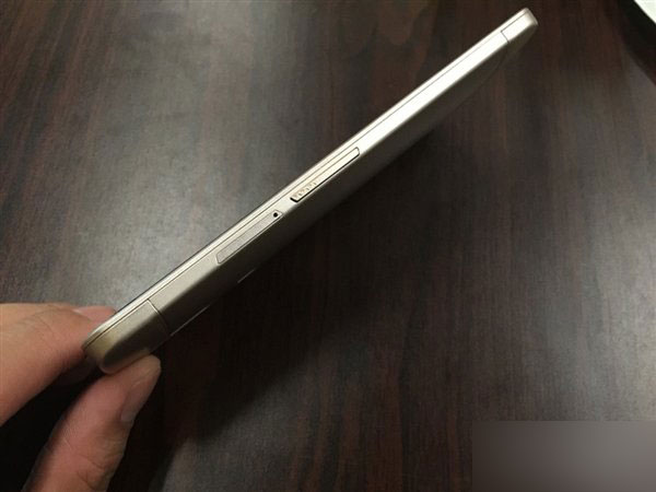 高端大气上档次!中兴新旗舰真机图赏