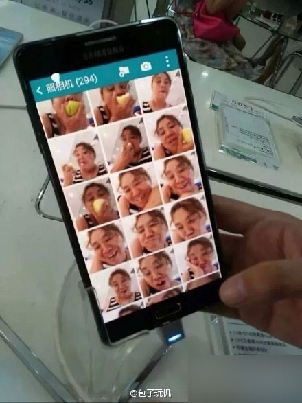 大妈体验三星手机疯狂自拍：真是玩醉了