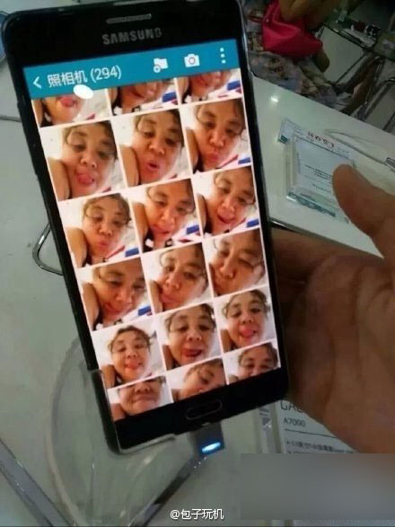 大妈体验三星手机疯狂自拍：真是玩醉了