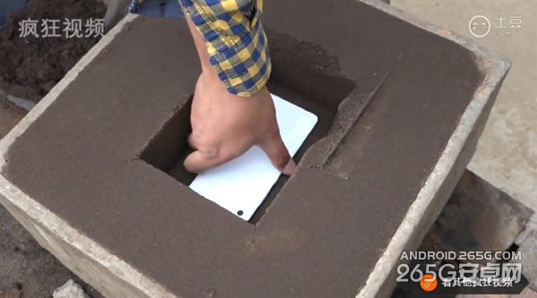 不忍直视！800度高温的铝水浇在小米Note上...