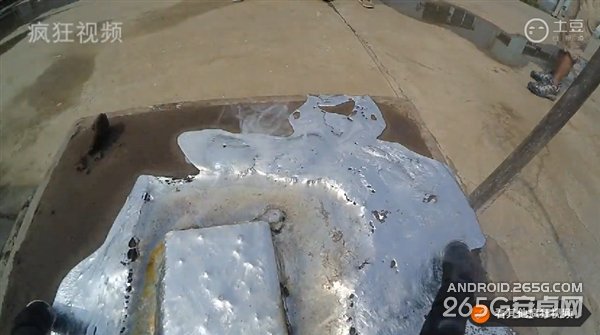 不忍直视！800度高温的铝水浇在小米Note上...