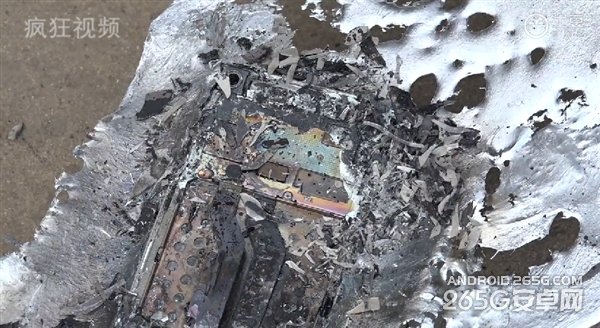 不忍直视！800度高温的铝水浇在小米Note上...