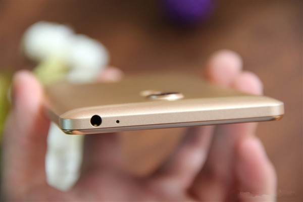 999元中兴威武3图赏：金属机身/指纹识别