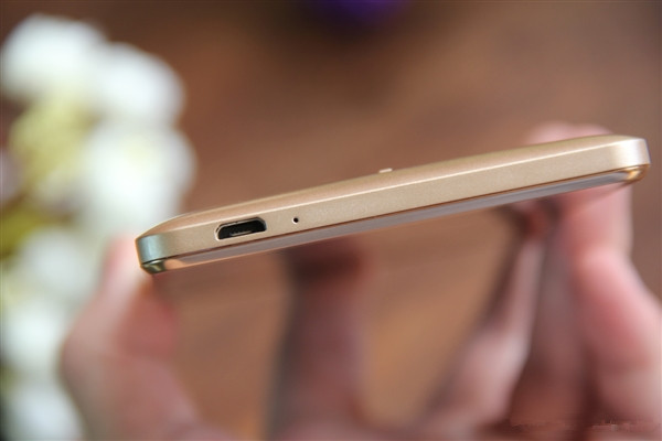 999元中兴威武3图赏：金属机身/指纹识别