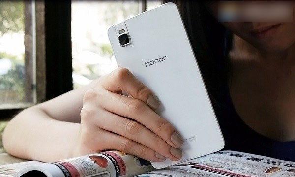 荣耀7i背面为玻璃材质