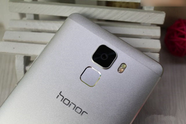 荣耀7指纹传感器位于机身背面