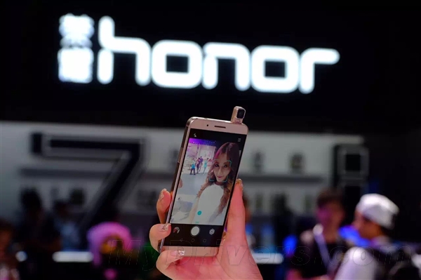 1599元起！华为荣耀7i发布：翻转摄像头+侧面指纹