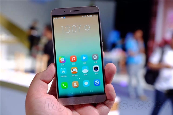 1599元起！华为荣耀7i发布：翻转摄像头+侧面指纹