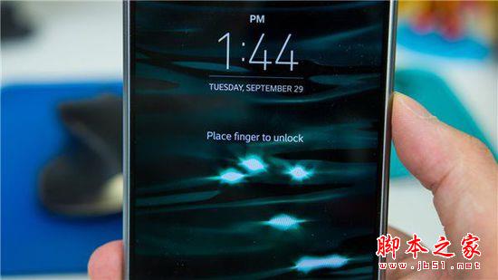 LG V10真机图赏：金属边框+双显示屏