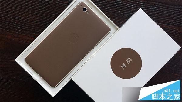 集齐八款召唤龙哥！文青版坚果手机开箱图赏