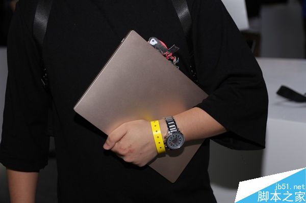 3499元/4999元贵吗?小米笔记本Air现场实拍