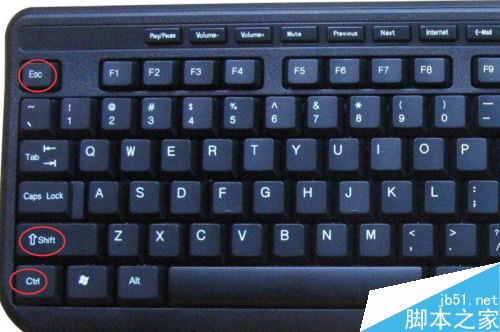 腾讯手游助手总是最小化到托盘不能关闭怎么办？