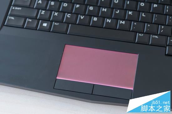触摸板方面与上一代Alienware没有太差的差别,同样可以调整灯光效果