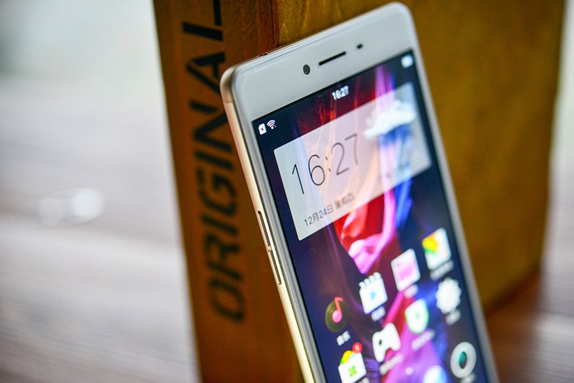 OPPO A53配备银色金属边框，为机身侧面增色不少。