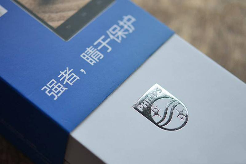 拉开包装，荷兰皇家飞利浦的logo相当醒目。飞利浦自1998年第一款手机828c上市，历经9@9系列超长续航的辉煌，至今已有17年历史了。