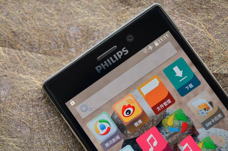 飞利浦蓝宝续航版采用了一颗500万像素前置摄像头，并且支持74°广角自拍与实时美颜。