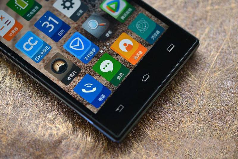 飞利浦蓝宝续航版采用了触控按键，不过稍有遗憾的是没有背光灯。虽然其使用了反光的材质，在有光线的情况下比较容易可以看清楚，可是在黑暗环境下还是会对使用者的操作造成不便。