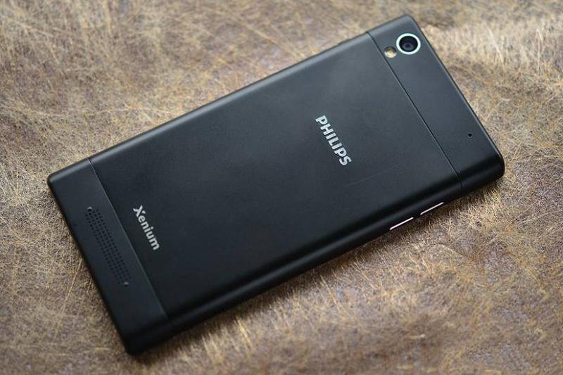 利浦蓝宝续航版后盖中段采用了金属才是，尽管内置了5000mAh电池，不过机身厚度并没有明显增加。