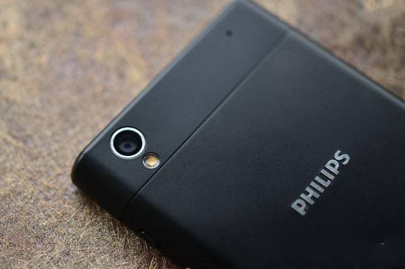 飞利浦蓝宝续航版采用了一颗1300万像素摄像头，支持F2.0光圈，并没有突出于背面。