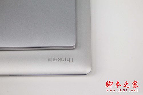 一边缘对齐后小米笔记本Air（上）比Thinker小近两指宽度