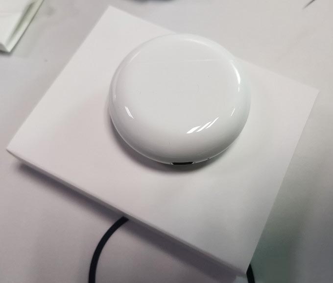这光秃秃滑溜溜的一面才是正面,打开耳机是从这一面打开的!