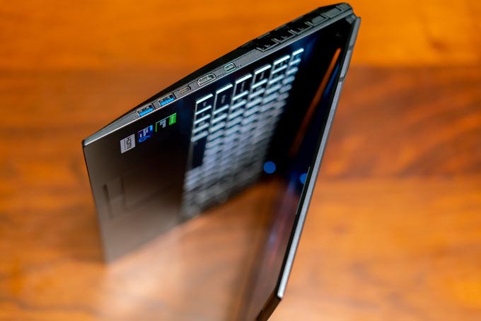 左侧是两个USB3.0、Type-C、HDMI、Mini-DP,左边的出风口是真的咯