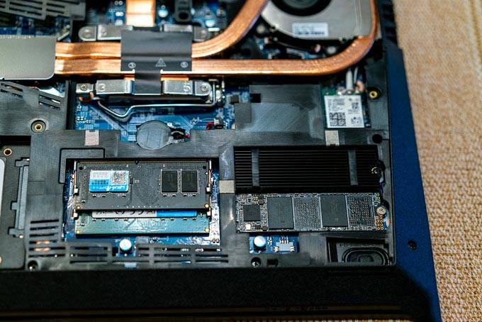 大杂烩既视感:250GB的NVMe、512GB的SATA、8GB英睿达+16GB镁光,强迫症活不了系列