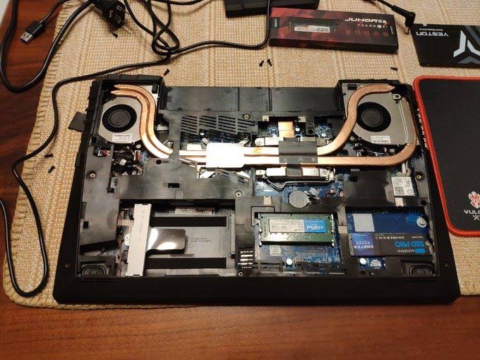 TX6-CU5DA的散热系统一览,左侧GPU、右侧为CPU