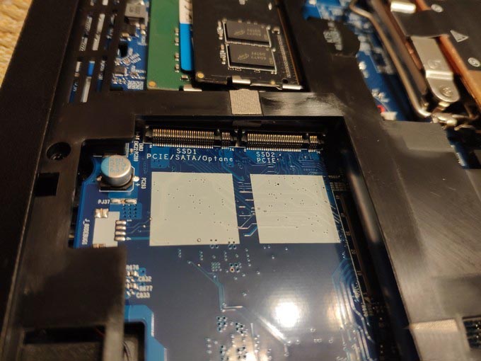 注意:左边插槽支持PCIE(NVMe)固态、SATA固态以及Intel傲腾加速盘,右侧只支持PCIE(NVMe)固态